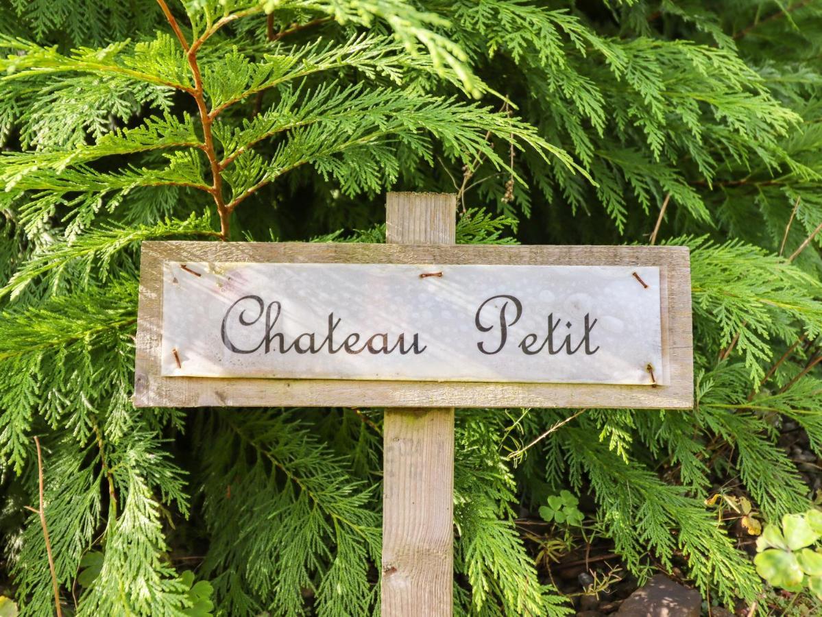 Chateau Petit Caersws Eksteriør bilde